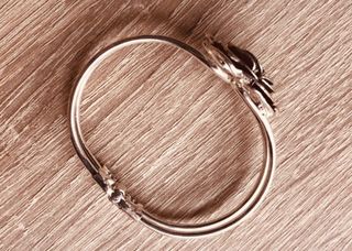 Pulsera plateada con diseño de rosa