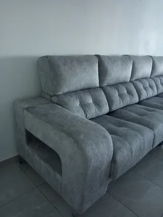 Sofá gris de tela