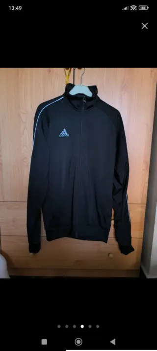 Sudadera Adidas Negra con Rayas en talla S.