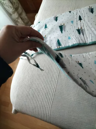 Protector de cuna con estampado de árboles