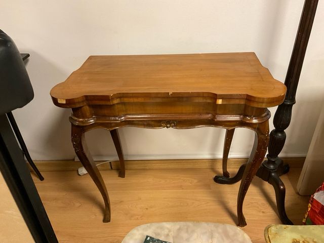 Mesa de escritura de nogal antigua