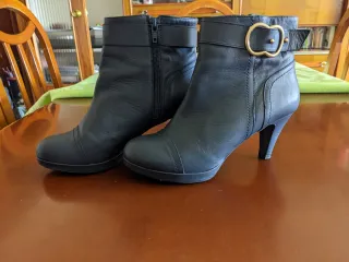 Botines azul marino con hebilla dorada