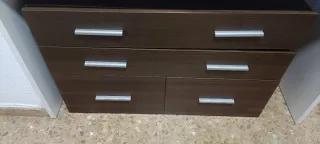 Cómoda de madera con tiradores plateados