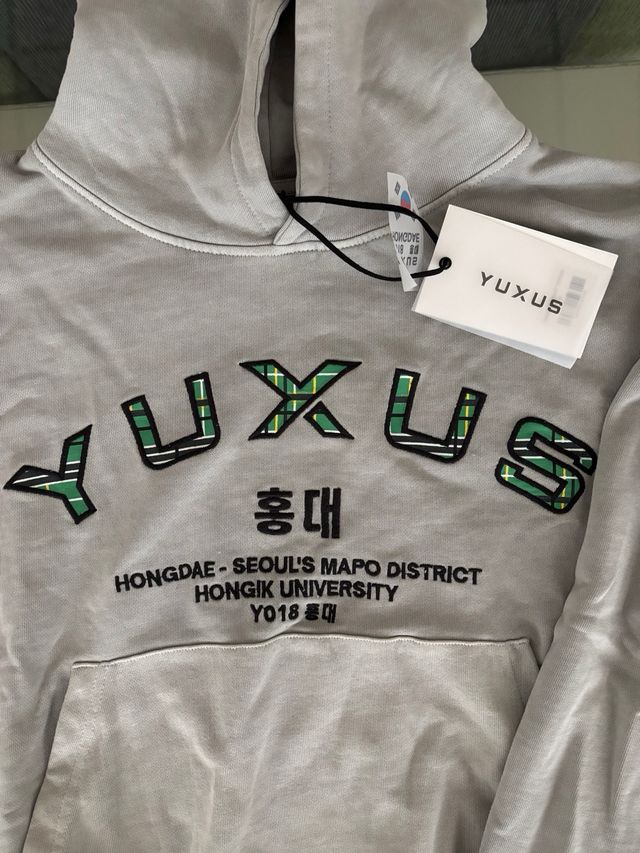 Sudadera YUXUS gris con estampado