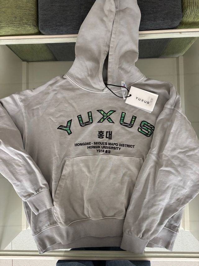 Sudadera YUXUS gris con estampado