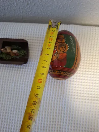 Antigüedades: Huevo decorado y Nacimiento