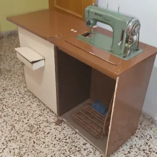Máquina de coser antigua HEFNER
