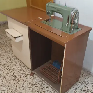 Máquina de coser antigua HEFNER
