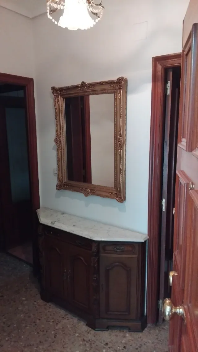 Espejo de pared dorado con marco tallado