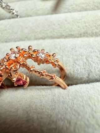 Anel Dourado Ajustável com Pedra Rosa