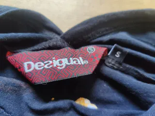 Camiseta negra con estampado feelings