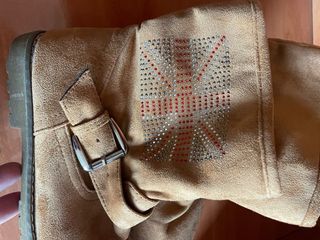 Botas Beige con Tachuelas Rojas y Plateadas