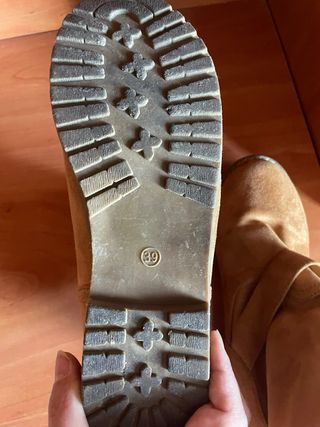 Botas Beige con Tachuelas Rojas y Plateadas