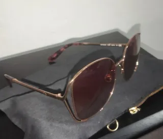 Gafas de sol doradas y rosas