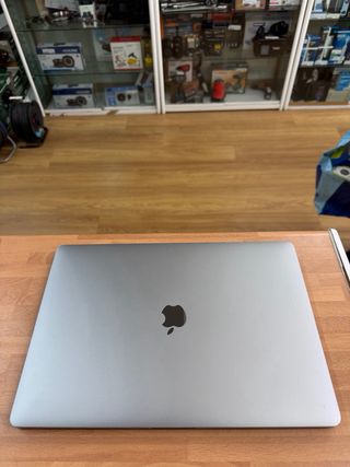 MacBook Pro 2019 15 i7 16GB RAM 256GB SSD