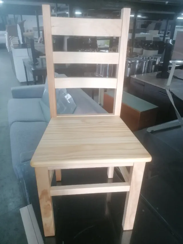 Silla de madera de pino