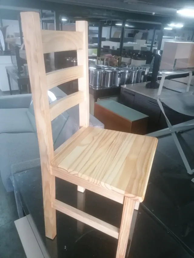 Silla de madera de pino