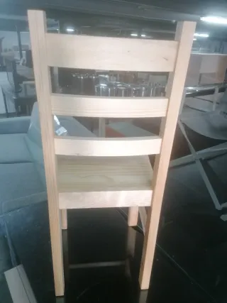 Silla de madera de pino
