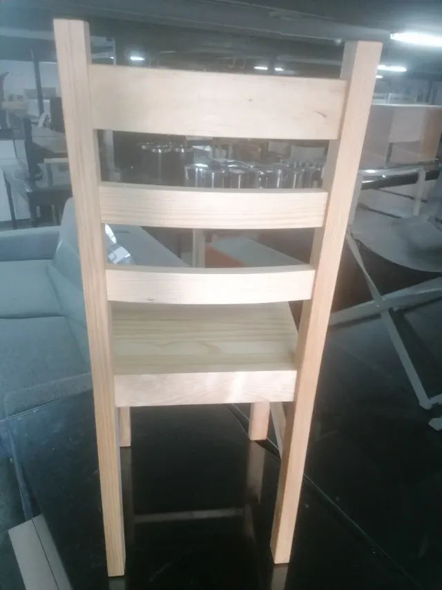 Silla de madera de pino