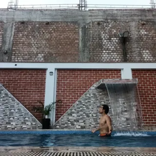 Entrenador físico cuidando tu salud