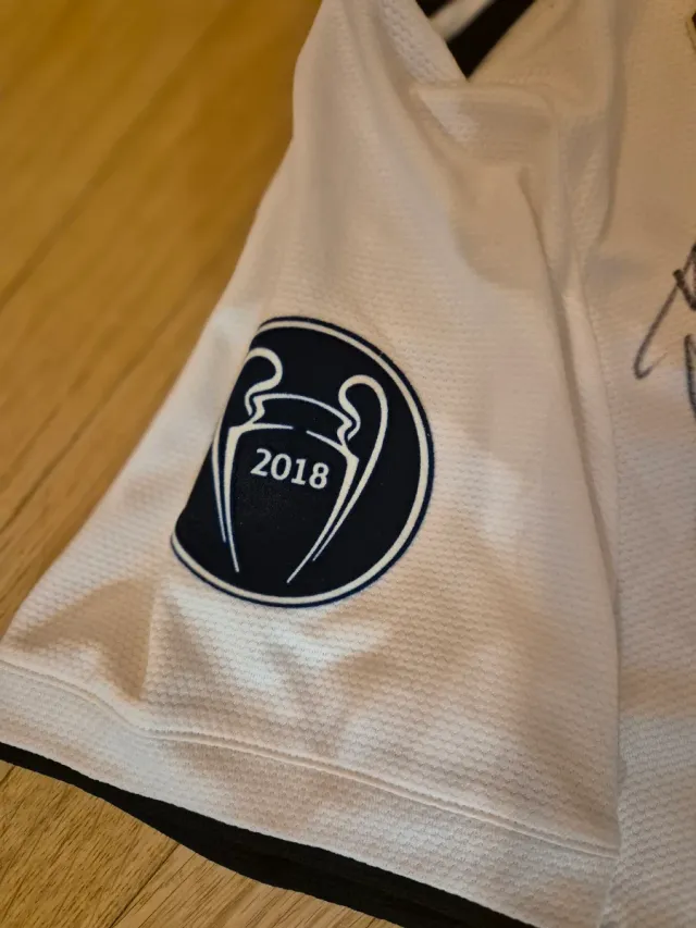 Camiseta oficial del Real Madrid 18/19 firmada