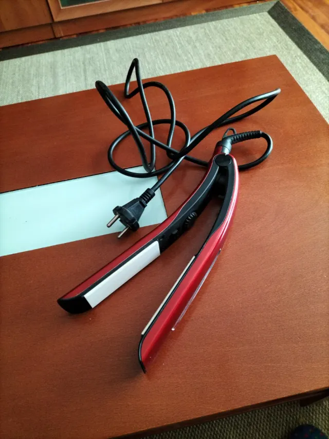 Piastra per capelli rossa e nera