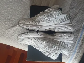 New Balance Bambas Plata y Blanco