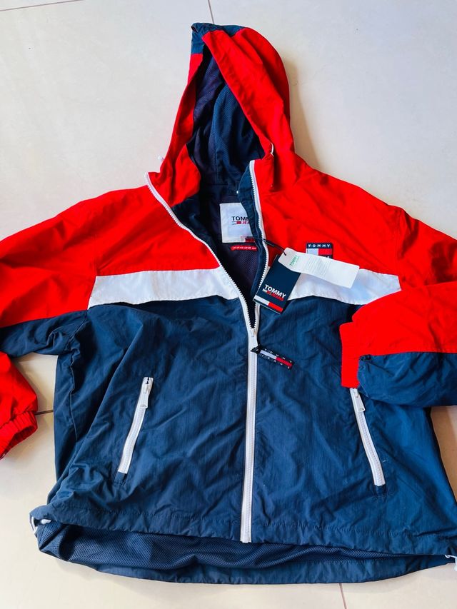 Chaqueta Tommy Jeans Roja, Blanca y Azul