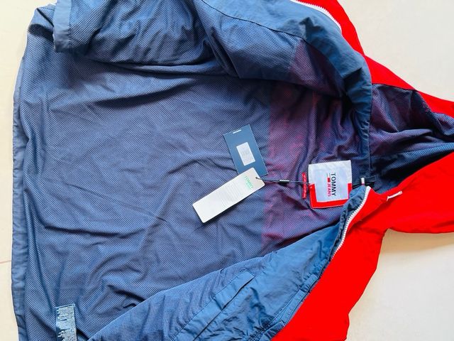 Chaqueta Tommy Jeans Roja, Blanca y Azul