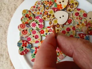 Set 20 Bottoni in Legno a Cuore Multicolore