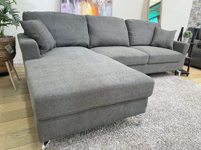 Elegante sofa chaise longue con patas metalicas
