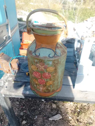 Lechera antigua decorada