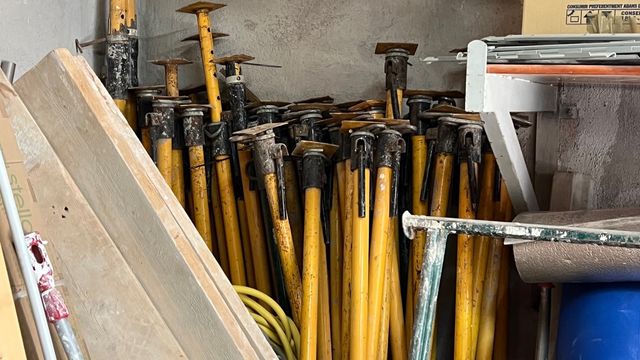 Puntales de obra amarillos