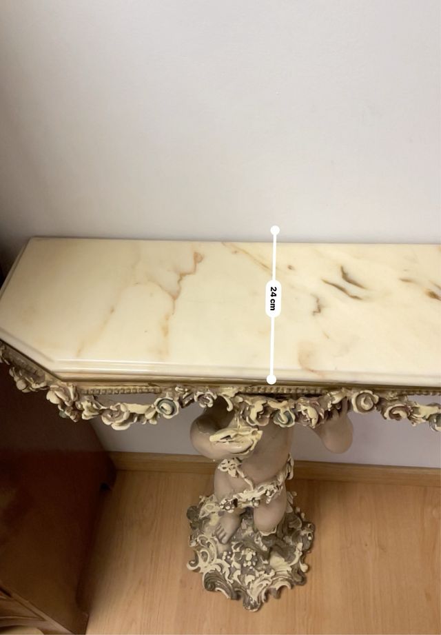 Consola antigua con espejo y figura