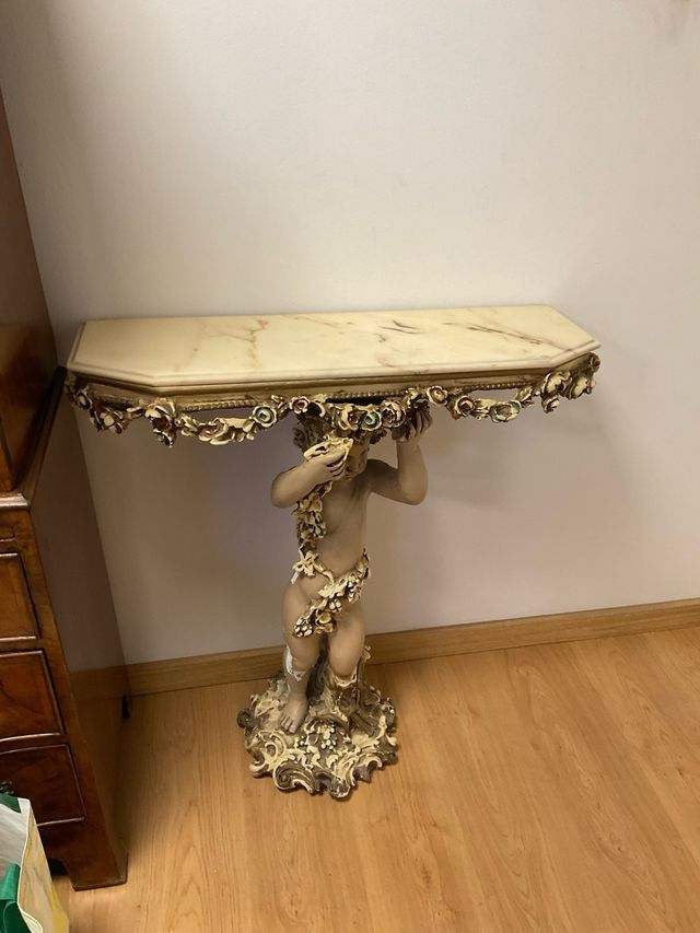 Consola antigua con espejo y figura