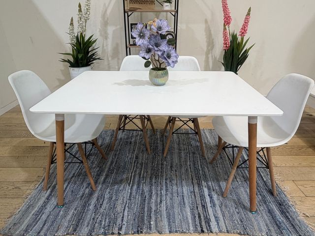 Mesa con 4 sillas nuevas de fábrica