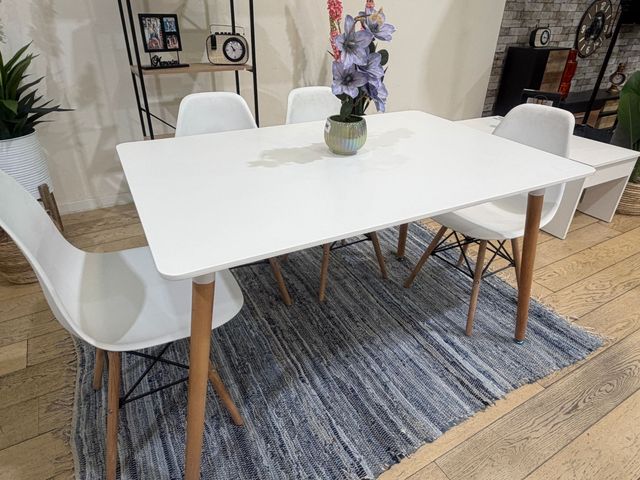 Mesa con 4 sillas nuevas de fábrica