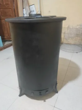 Estufa de leña metálica negra