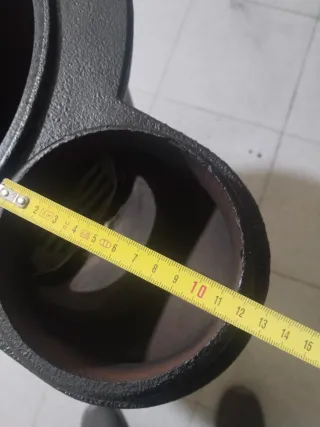 Estufa de leña metálica negra