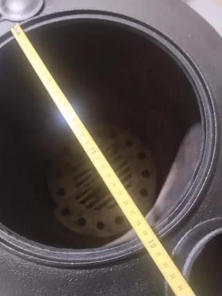 Estufa de leña metálica negra