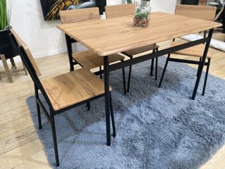 Conjunto de mesa con 4 sillas