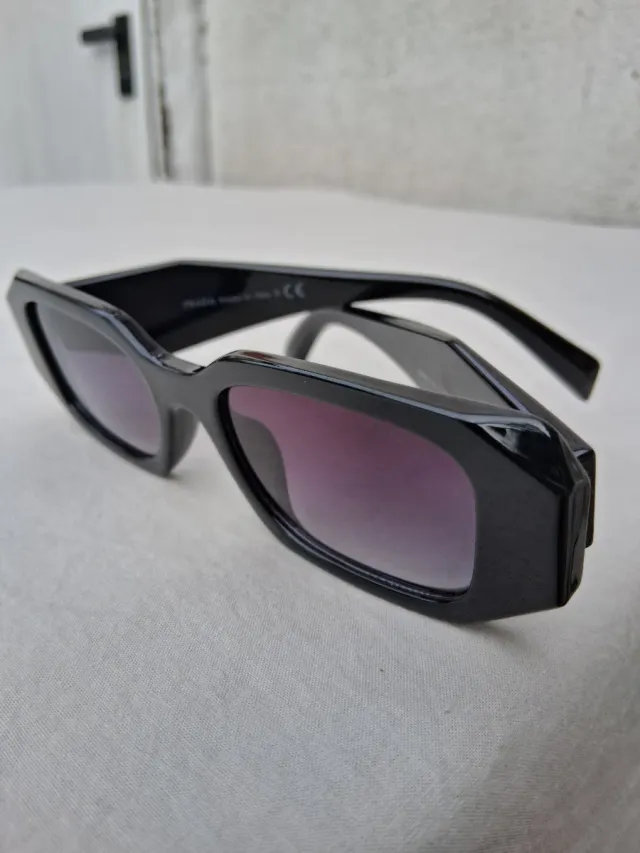 Gafas de sol Prada negras y moradas