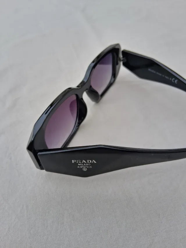 Gafas de sol Prada negras y moradas