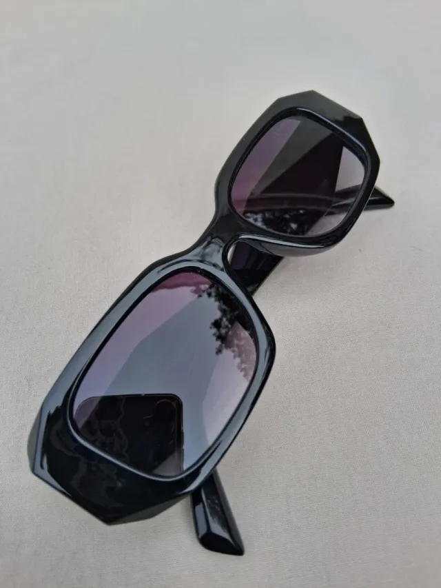 Gafas de sol Prada negras y moradas