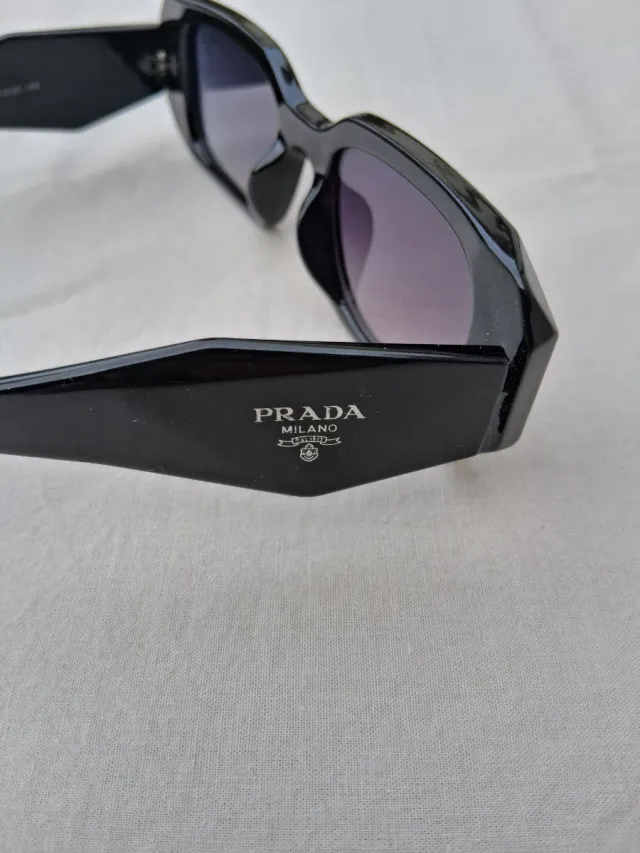 Gafas de sol Prada negras y moradas