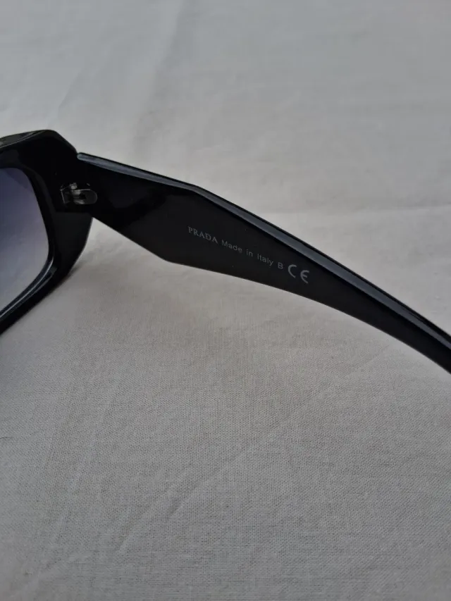 Gafas de sol Prada negras y moradas