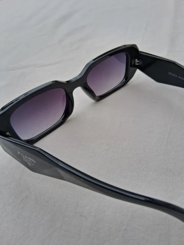 Gafas de sol Prada negras y moradas