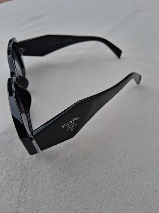 Gafas de sol Prada negras y moradas