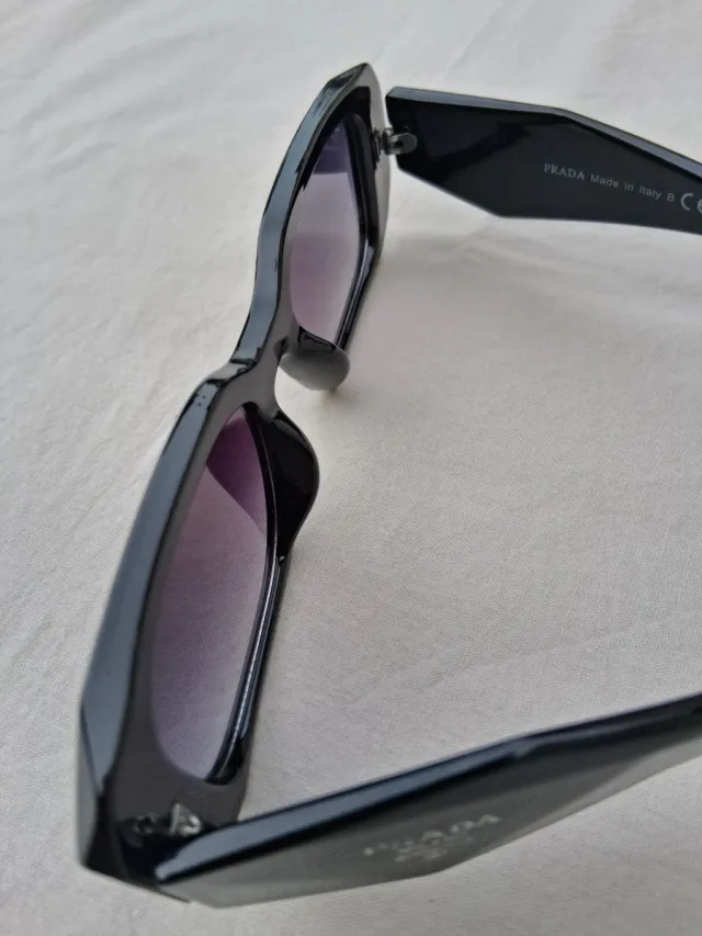 Gafas de sol Prada negras y moradas