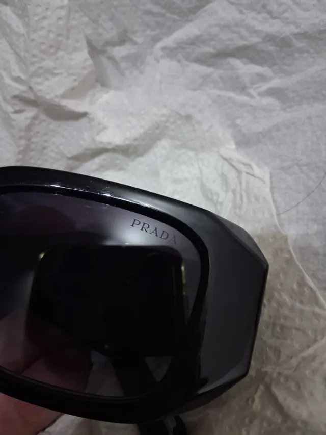 Gafas de sol Prada negras y moradas